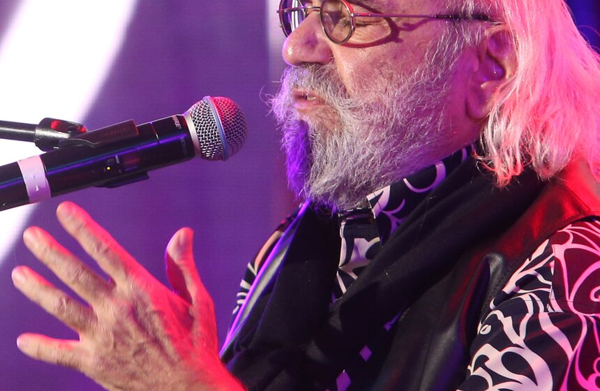 Умер певец Демис Руссос 8 фото