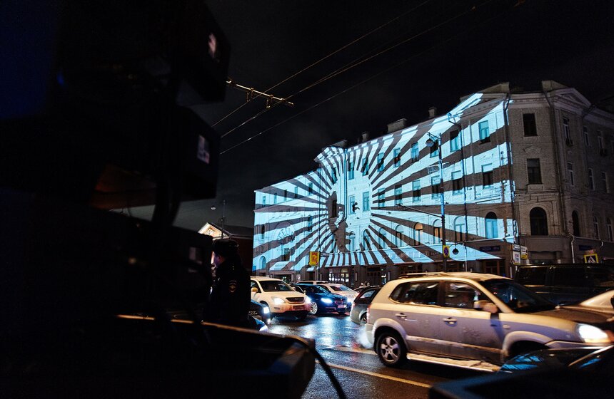 Шоу "Электрофасад" украсило здание электротеатра "Станиславский" 13 фото