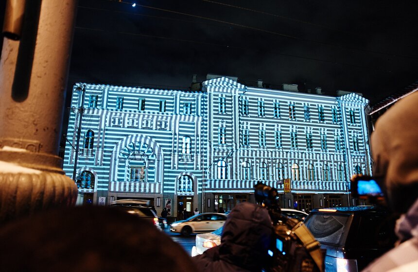 Шоу "Электрофасад" украсило здание электротеатра "Станиславский" 5 фото