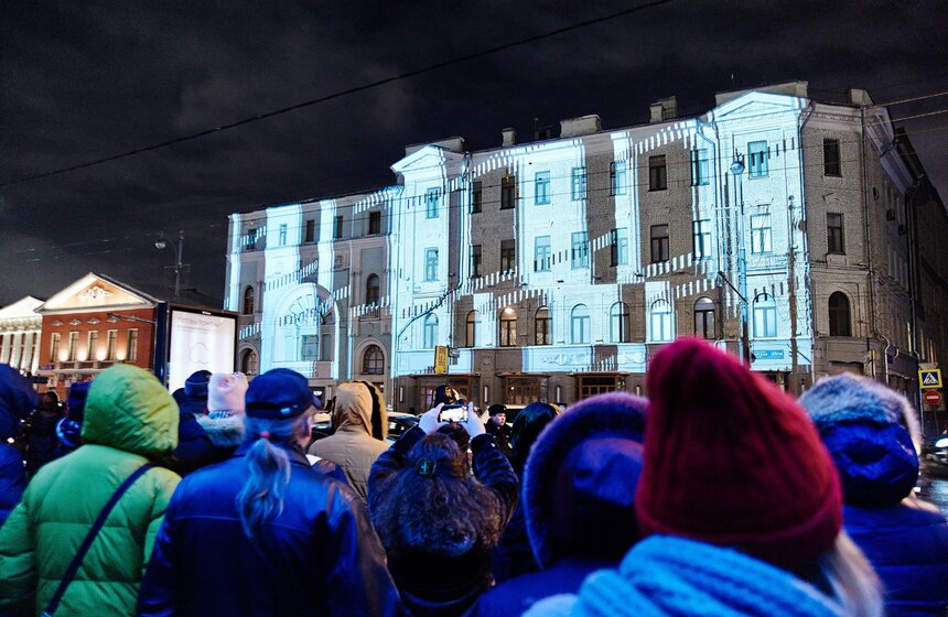 Шоу "Электрофасад" украсило здание электротеатра "Станиславский" 10 фото