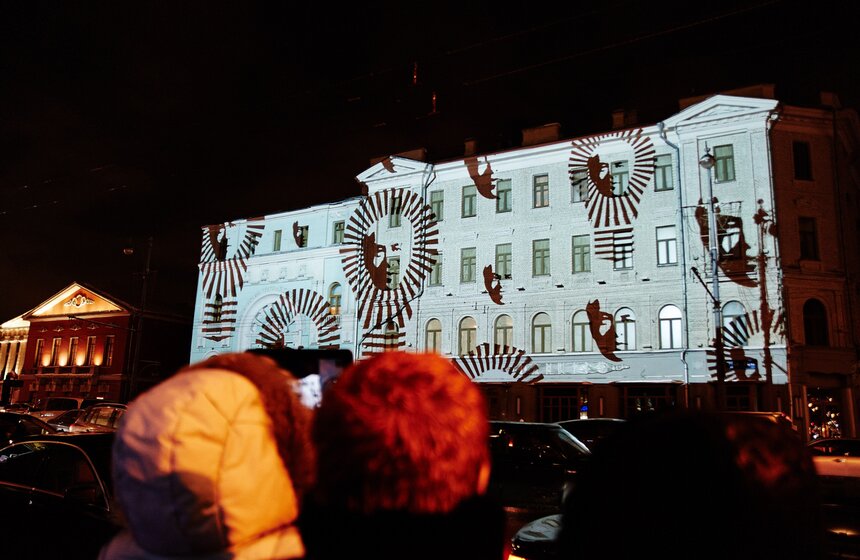 Шоу "Электрофасад" украсило здание электротеатра "Станиславский" 3 фото