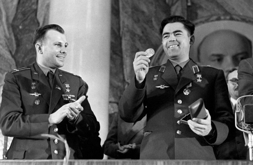 Москва.1962 год. Актовый зал Московского государственного университета имени М.В.Ломоносова. Летчики-космонавты СССР Юрий Гагарин (слева) и Андриян Николаев во время пресс-конференции, посвященной групповому полету космических кораблей «Восток-3» и «Восток-4». <br />Фото: ТАСС/Валентин Соболев и Владимир Савостьянов