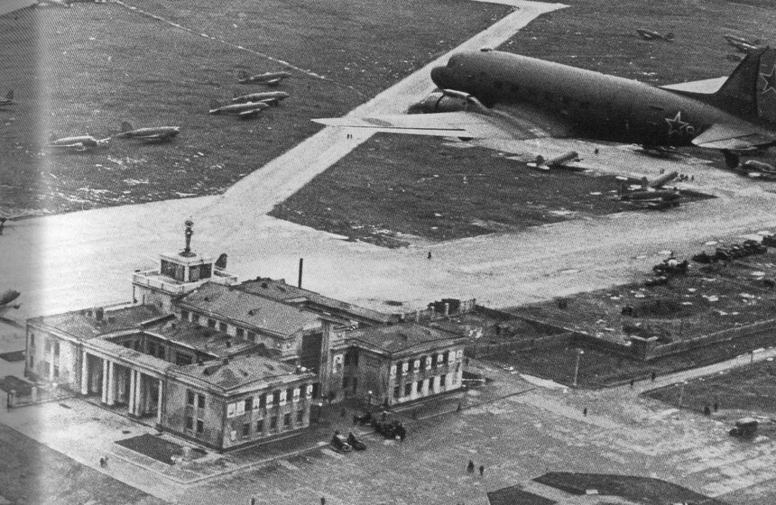 Ли-2 над аэропортом после окончания ВОВ.<br />Фото: oldmos.ru