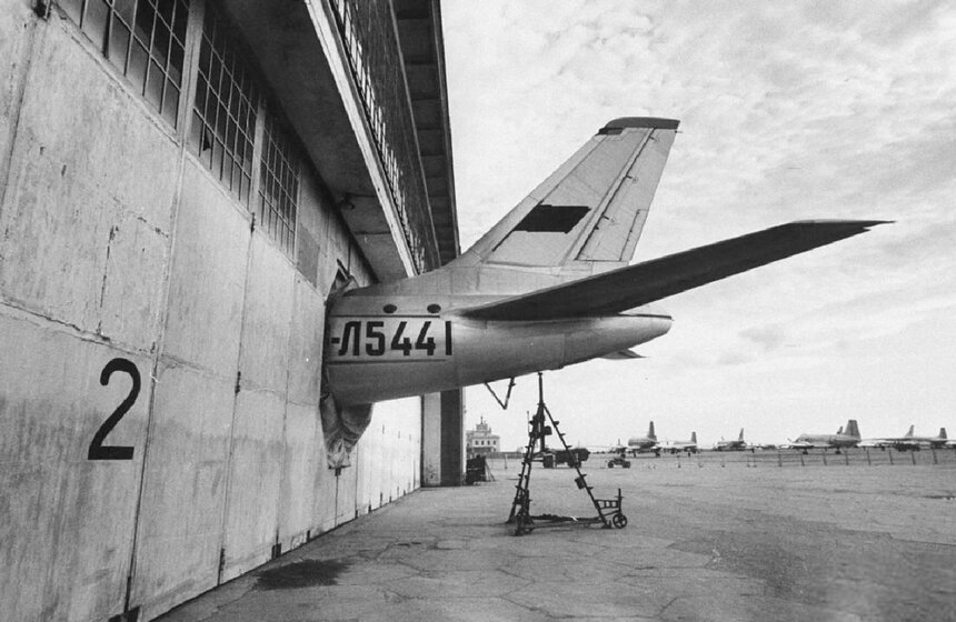 Самолет ТУ-104 в ангаре. 1958 год.<br />Фото: oldmos.ru