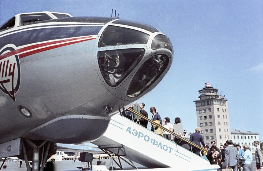 Посадка пассажиров в самолет "Ту-124". 1966 год<br />Фотохроника ТАСС