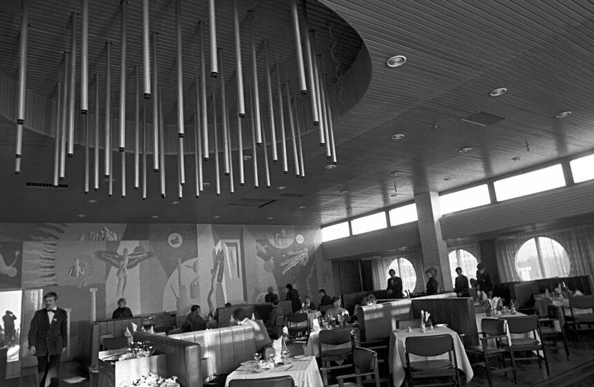 В ресторане аэропорта. 1980 год.<br />Фотохроника ТАСС