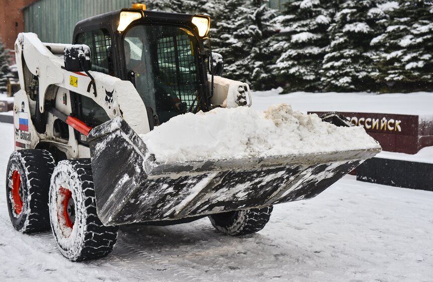 Как убирают снег в Москве 9 фото