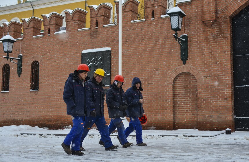 Как убирают снег в Москве 7 фото