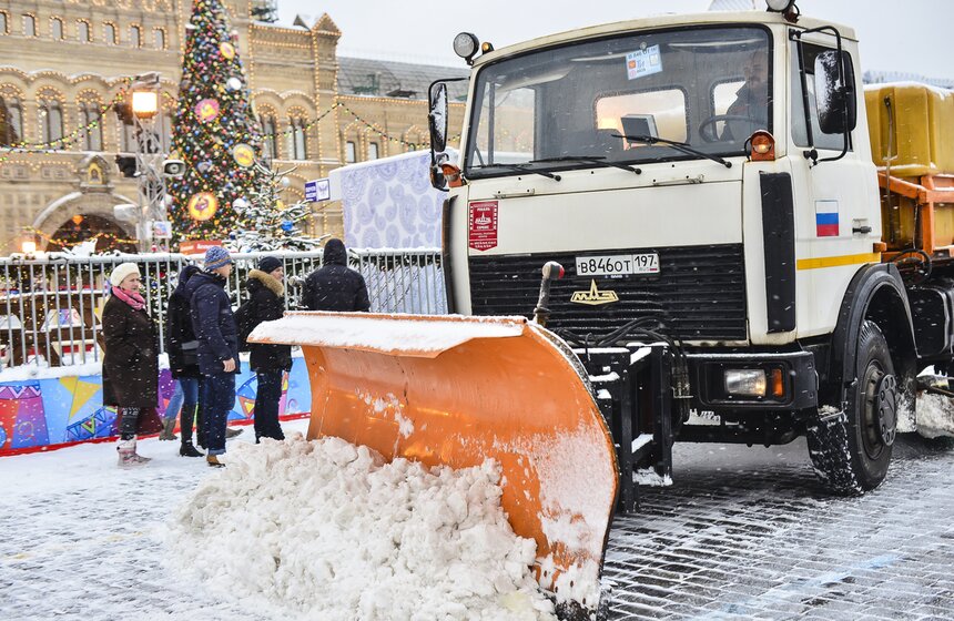 Как убирают снег в Москве 12 фото