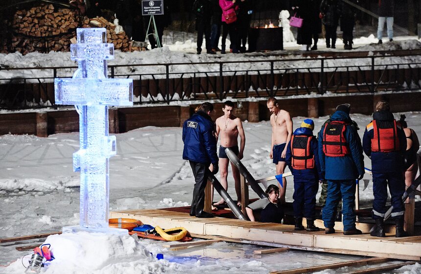 В Москве прошли крещенские купания 24 фото