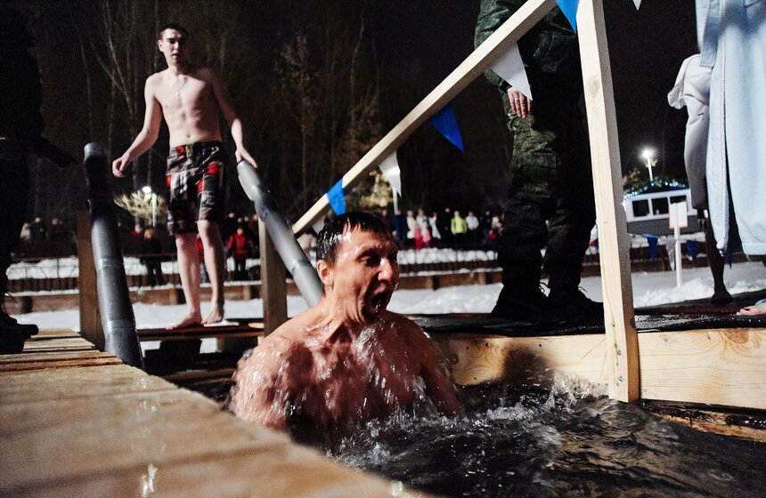 В Москве прошли крещенские купания 10 фото