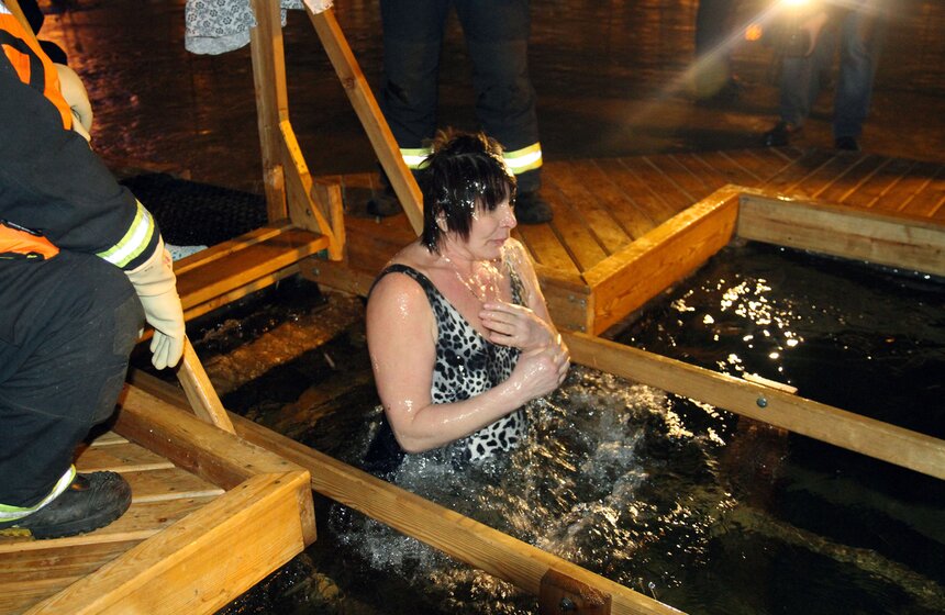 В СВАО крещенские купания прошли во Дворцовом пруду 15 фото