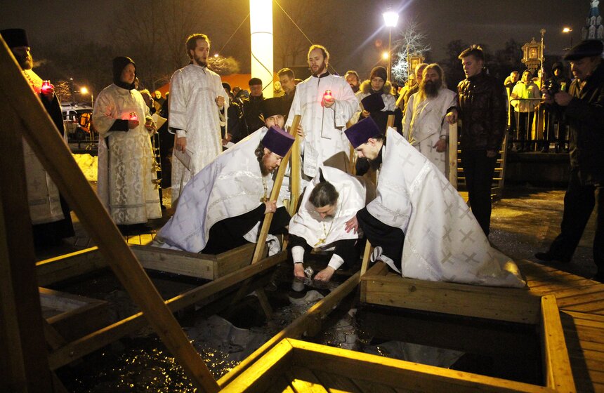 В СВАО крещенские купания прошли во Дворцовом пруду 9 фото