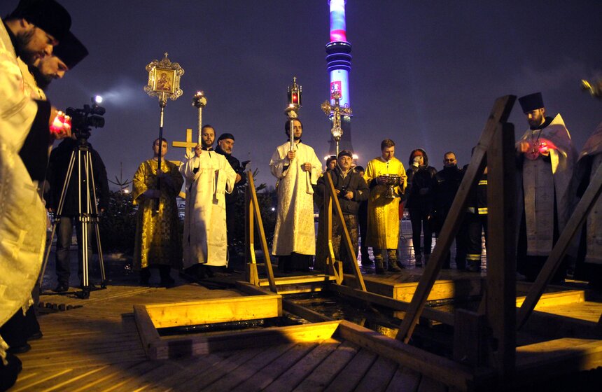 В СВАО крещенские купания прошли во Дворцовом пруду 8 фото