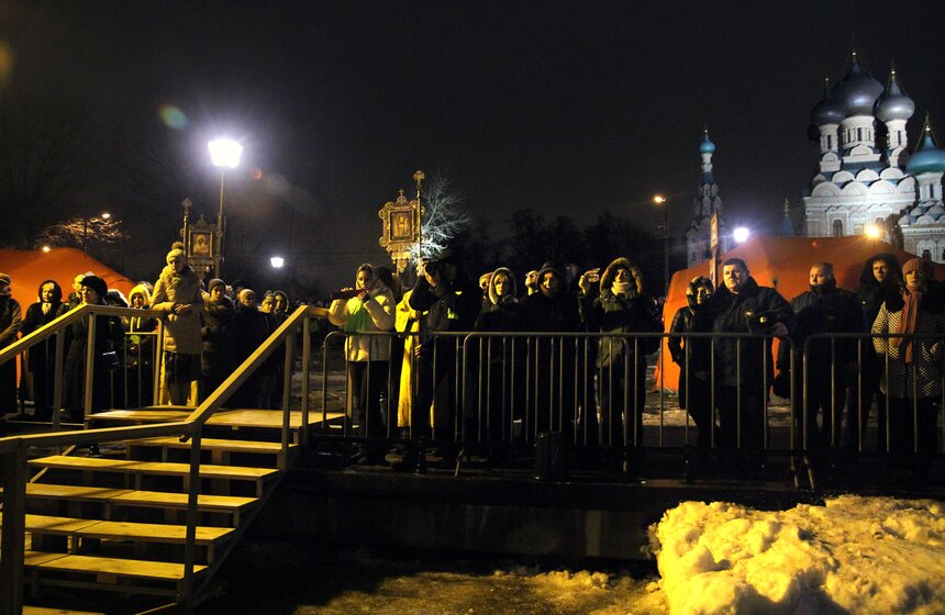 В СВАО крещенские купания прошли во Дворцовом пруду 7 фото