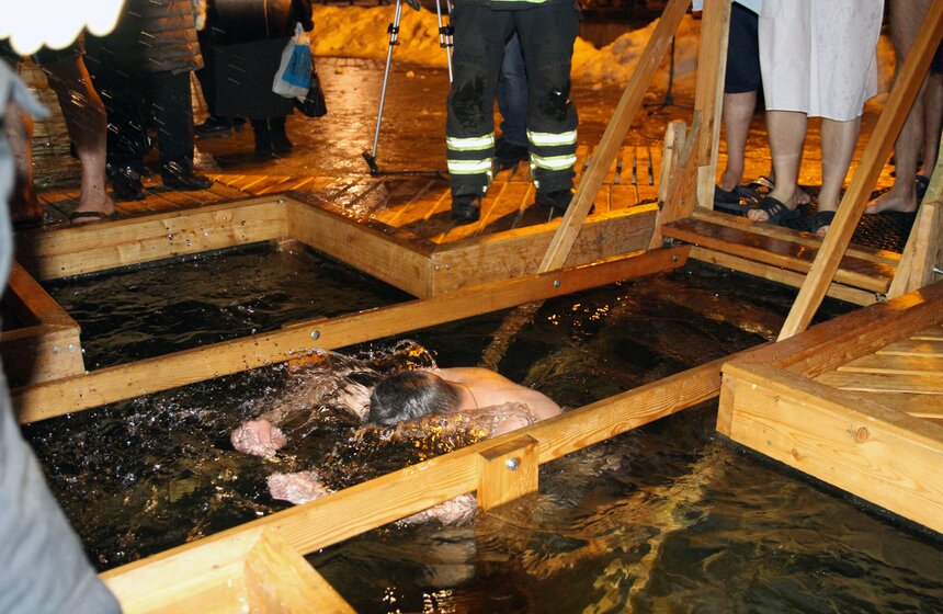 В СВАО крещенские купания прошли во Дворцовом пруду 12 фото