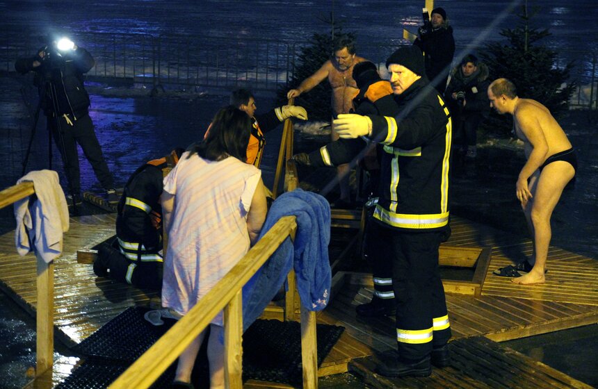 В СВАО крещенские купания прошли во Дворцовом пруду 16 фото