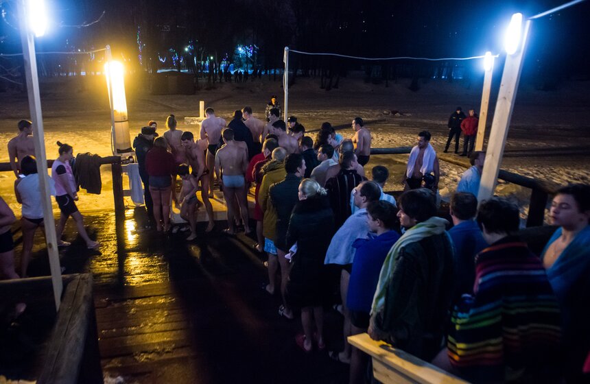 Крещенские купания прошли в Большом пруду Воронцовского парка 17 фото