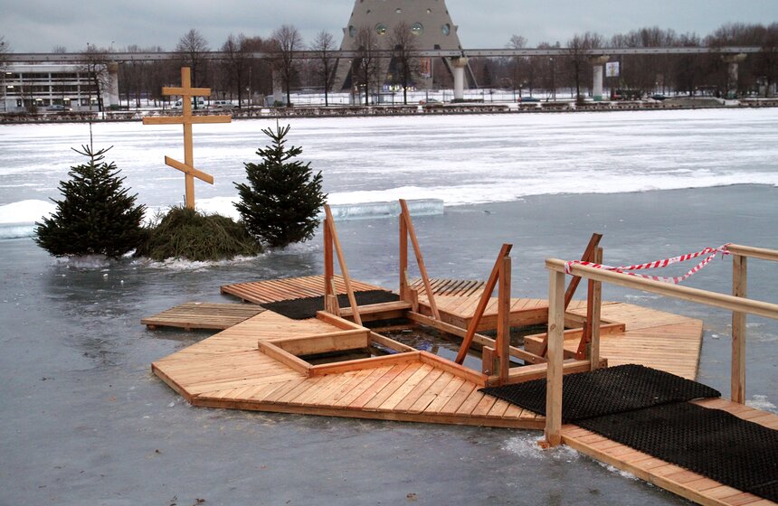 В СВАО крещенские купания прошли во Дворцовом пруду 2 фото