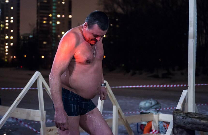 Крещенские купания прошли в Большом пруду Воронцовского парка 19 фото