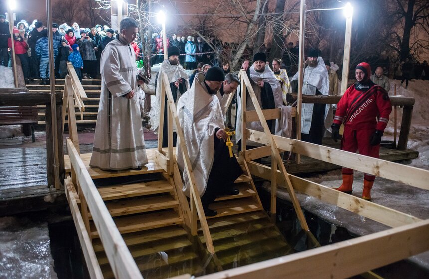 В Москве отметили праздник Крещения Господня 12 фото