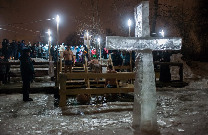 В Москве отметили праздник Крещения Господня 11 фото