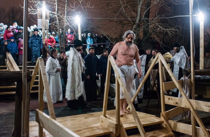 Крещенские купания прошли в Большом пруду Воронцовского парка 9 фото