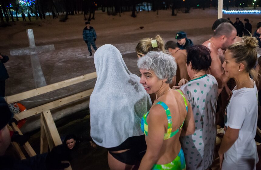 Крещенские купания прошли в Большом пруду Воронцовского парка 12 фото