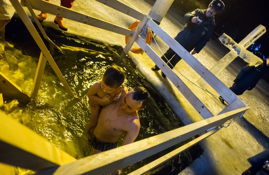 Крещенские купания прошли в Большом пруду Воронцовского парка 14 фото