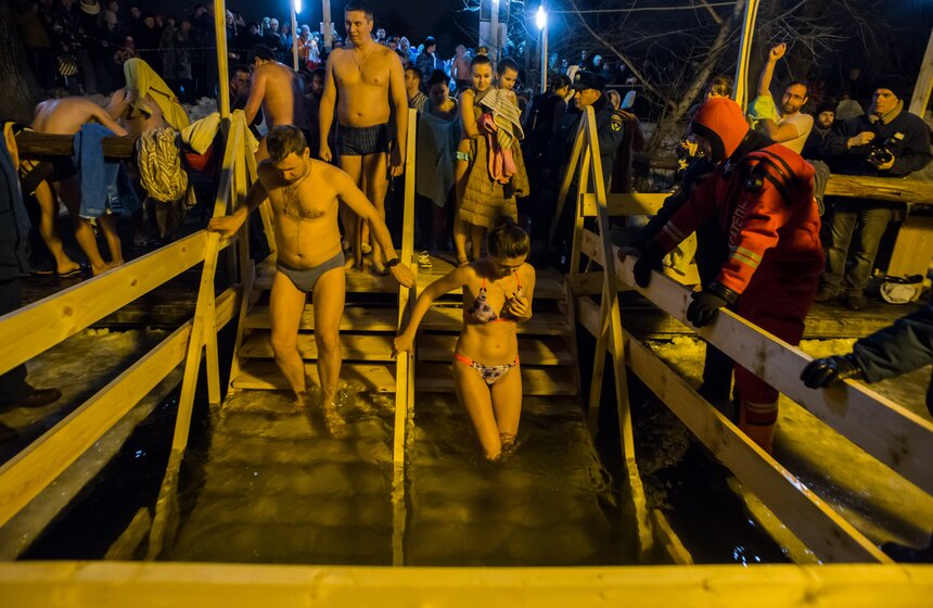 Крещенские купания прошли в Большом пруду Воронцовского парка 15 фото