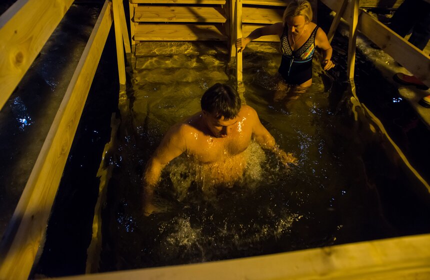 Крещенские купания прошли в Большом пруду Воронцовского парка 16 фото