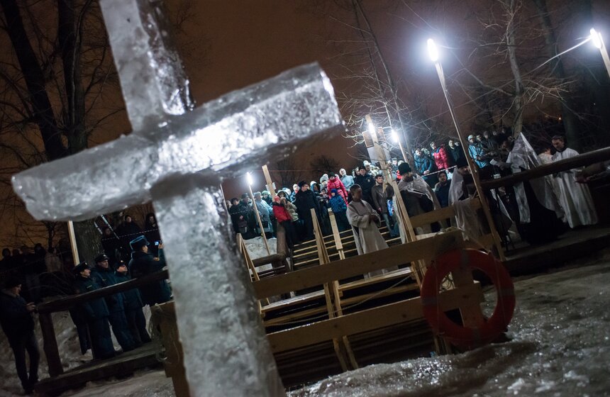 Крещенские купания прошли в Большом пруду Воронцовского парка 7 фото