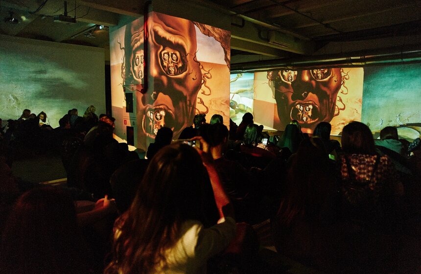 На выставке "Дали - живые полотна" прошел МузДжем 16 фото