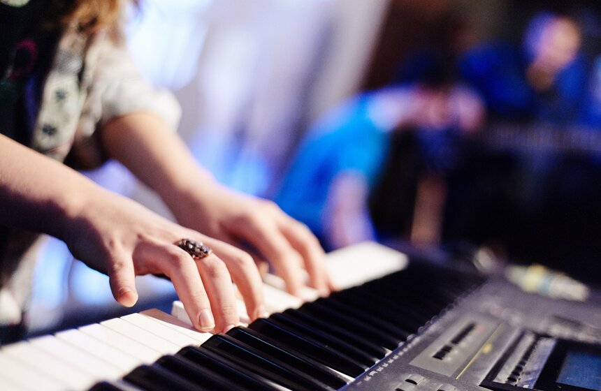 На выставке "Дали - живые полотна" прошел МузДжем 11 фото