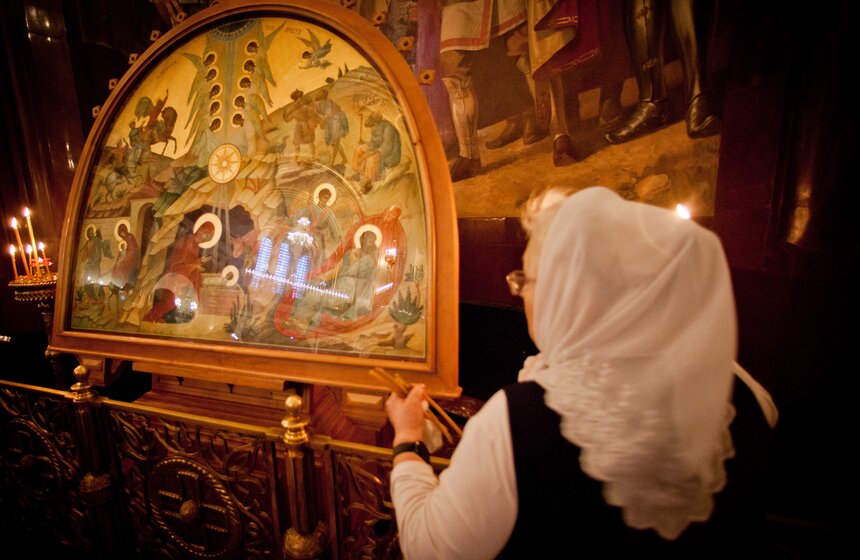 В храме Христа Спасителя прошло отпевание Елены Образцовой 7 фото