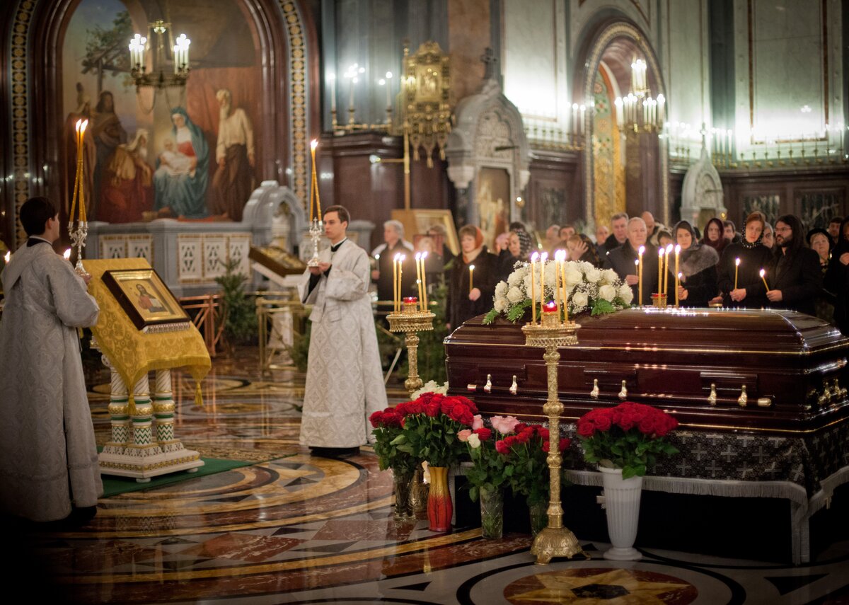 Православные хоронят в воскресенье. Отпевание усопшего в церкви. Обряд отпевания в церкви.