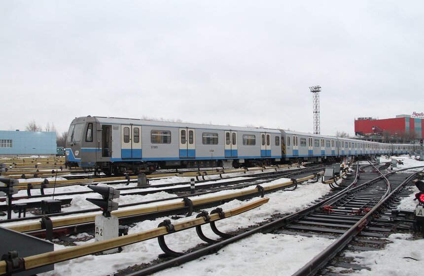 В московском метро запущен поезд со сквозным проходом 11 фото