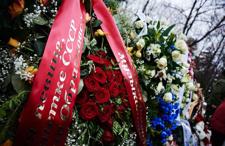 На Новодевичьем кладбище прошли похороны Елены Образцовой 26 фото