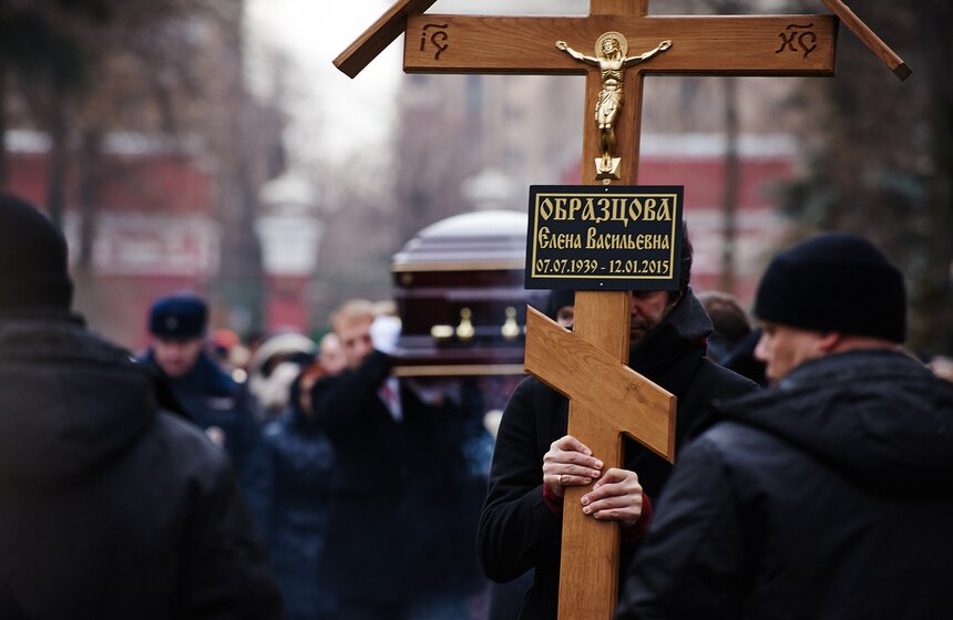 На Новодевичьем кладбище прошли похороны Елены Образцовой 11 фото