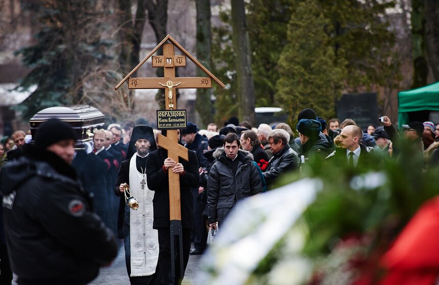 На Новодевичьем кладбище прошли похороны Елены Образцовой 10 фото