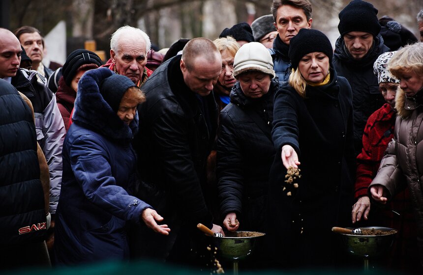 На Новодевичьем кладбище прошли похороны Елены Образцовой 19 фото