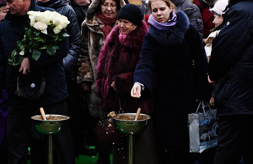 На Новодевичьем кладбище прошли похороны Елены Образцовой 22 фото