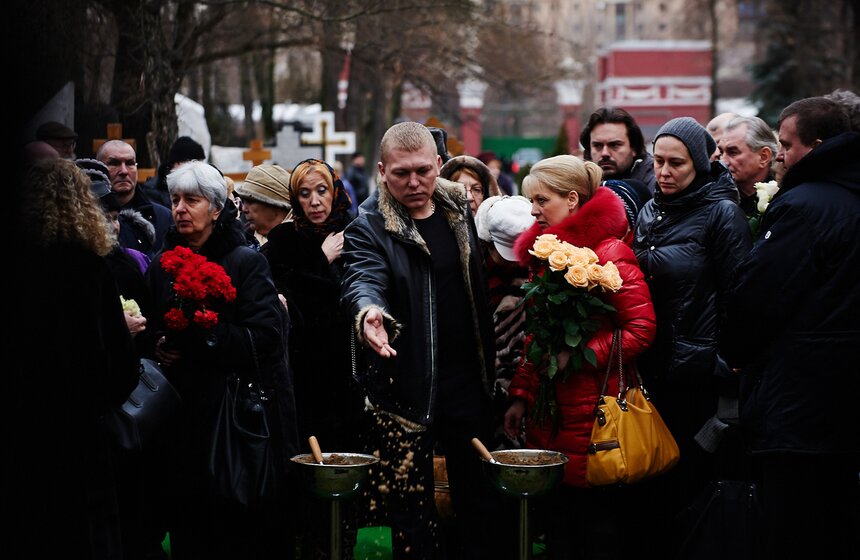 На Новодевичьем кладбище прошли похороны Елены Образцовой 21 фото