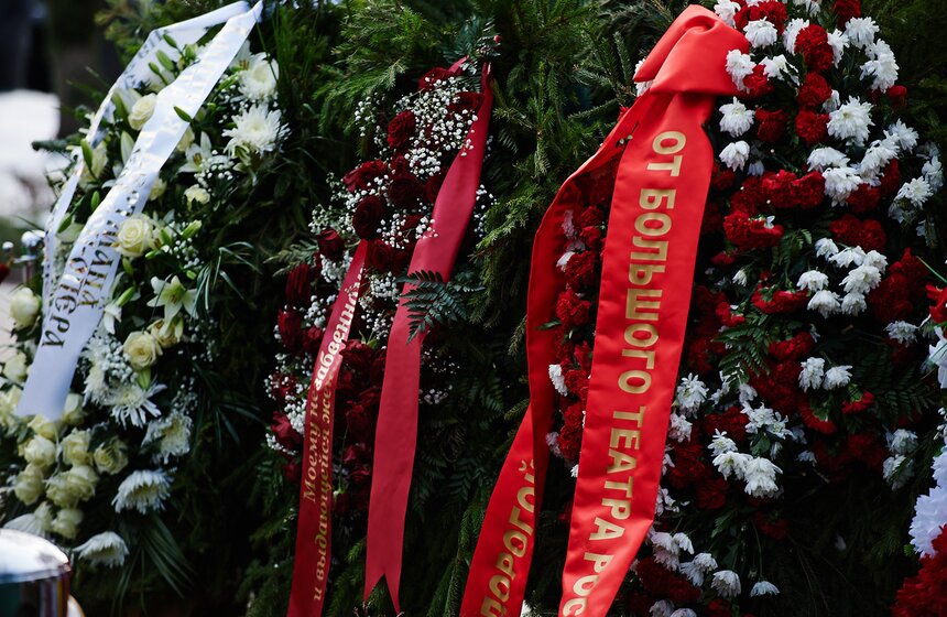 На Новодевичьем кладбище прошли похороны Елены Образцовой 8 фото