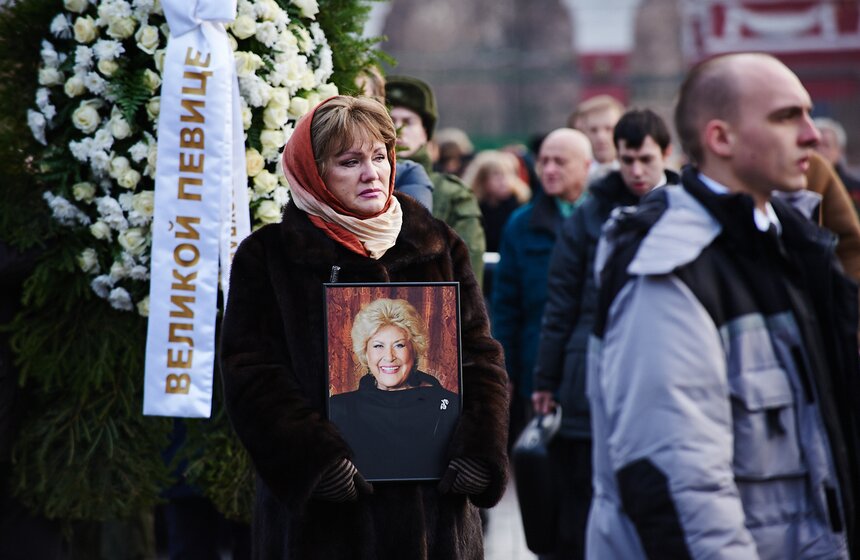 На Новодевичьем кладбище прошли похороны Елены Образцовой 2 фото