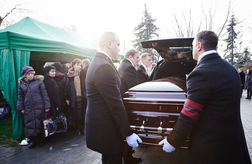 На Новодевичьем кладбище прошли похороны Елены Образцовой 7 фото