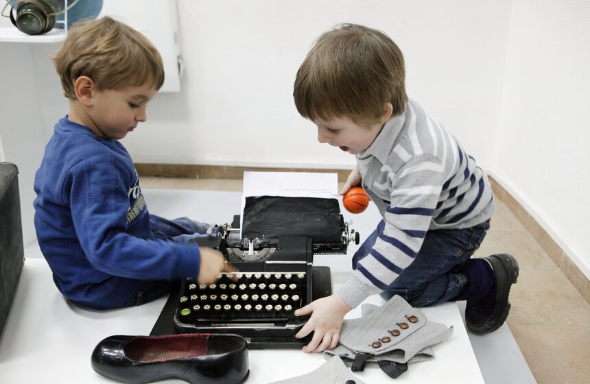 В Москве открывается выставка "Коромысло, примус, прялка" 4 фото