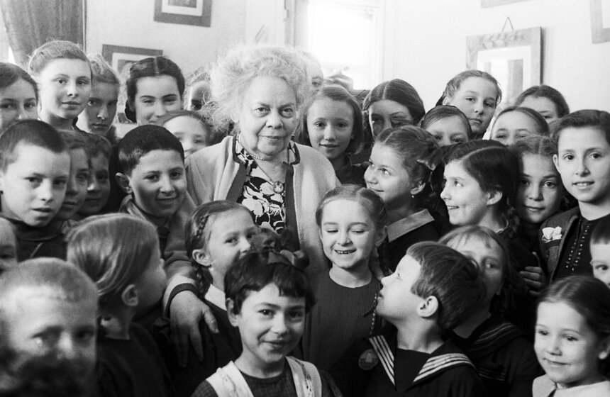 Учредитель и директор, профессор Елена Фабиановна Гнесина среди воспитанников училища имени Гнесиных, 1945 г. Фото: ТАСС/Николай Ситников