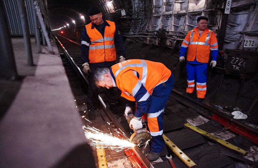 На станции "Кузнецкий мост" провели капитальный ремонт путей 16 фото