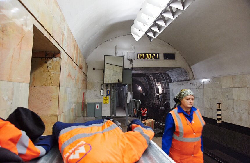 На станции "Кузнецкий мост" провели капитальный ремонт путей 12 фото